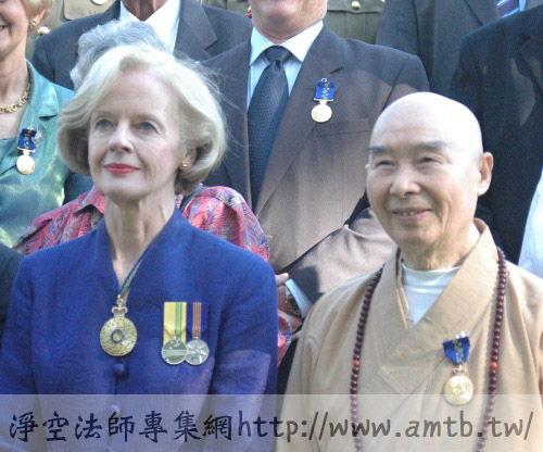 2005年英女王指派昆士蘭總督布萊斯女士頒AM勳章